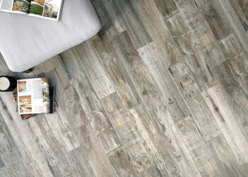 Rustikální imitace dřeva šedá barva s viditelnými hřebíky