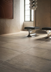 Rustikální dlažba cotto v šedé barvě v obývacím pokoji