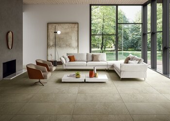 Dlažba v imitaci kamene Pietre pure borgogne béžová barva na podlaze v obývacím pokoji