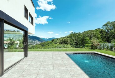 Venkovní keramická dlažba silver Travertine u bazénu