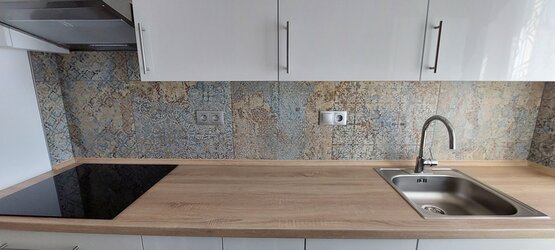 Retro kuchyně v dekoru designové dlažby a obkladu Carpet