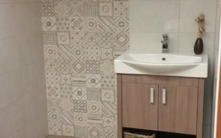 Vyvzorovaná kóje pro inspiraci při výběru obkladů a dlažeb do koupelny